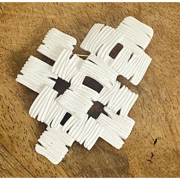 Vtg 60s Crown Trifari White Enamel Abstract Geometric Brooch Pin Signed Jewelry - Picture 3 of 6